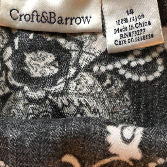 Style in this easy wear flare skirt. Black/flower design pattern. Sz 14 - Picture 6 of 6